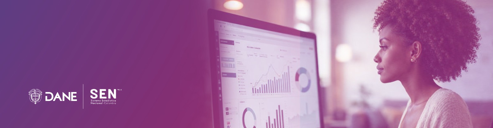 Logos DANE y SEN mujer afro consultando una pantalla de computador que muestra gráficos e indicadores.