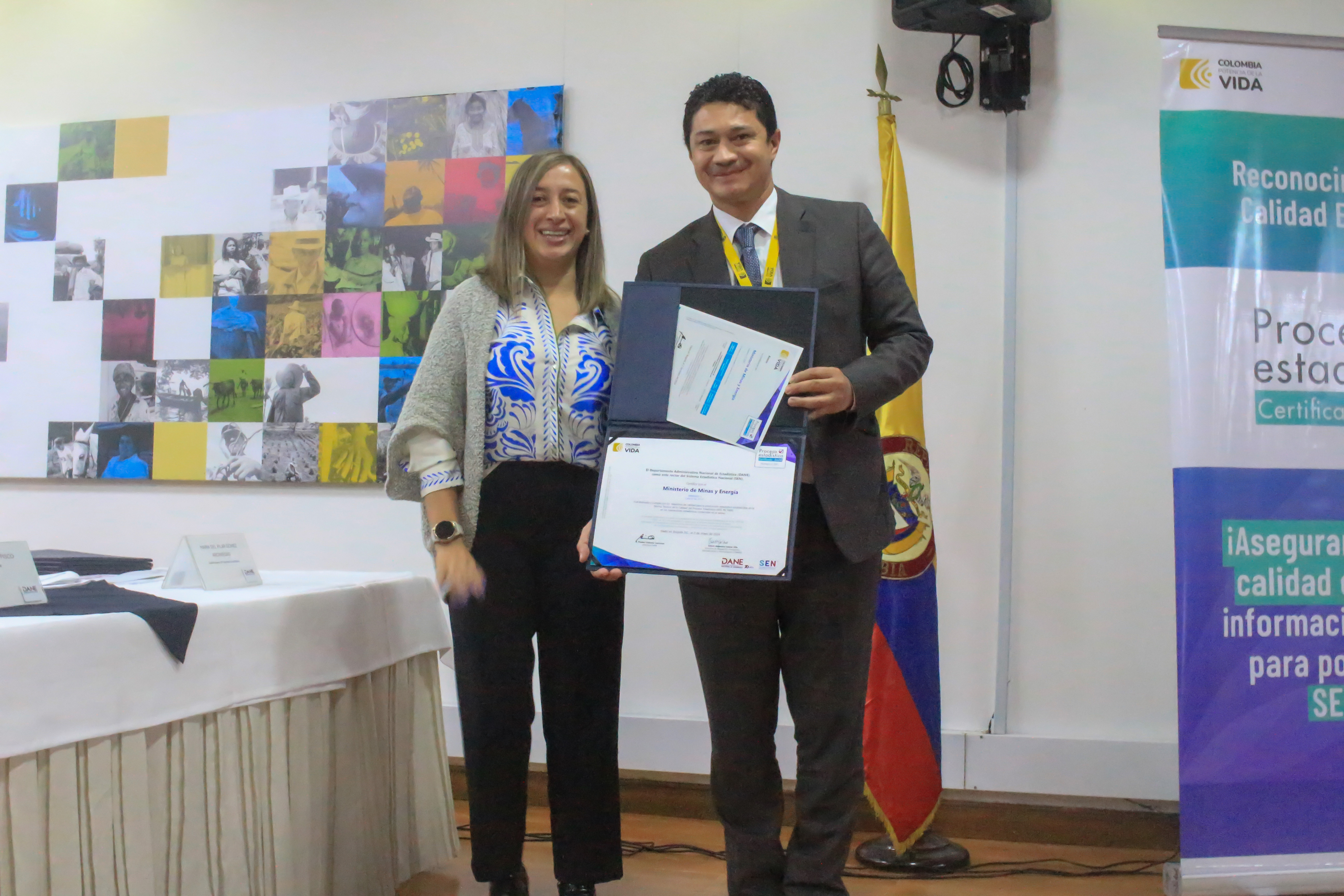 Foto hombre recibiendo certificado